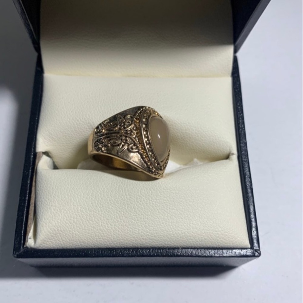 Ring 8.5 - Picture 2 of 3